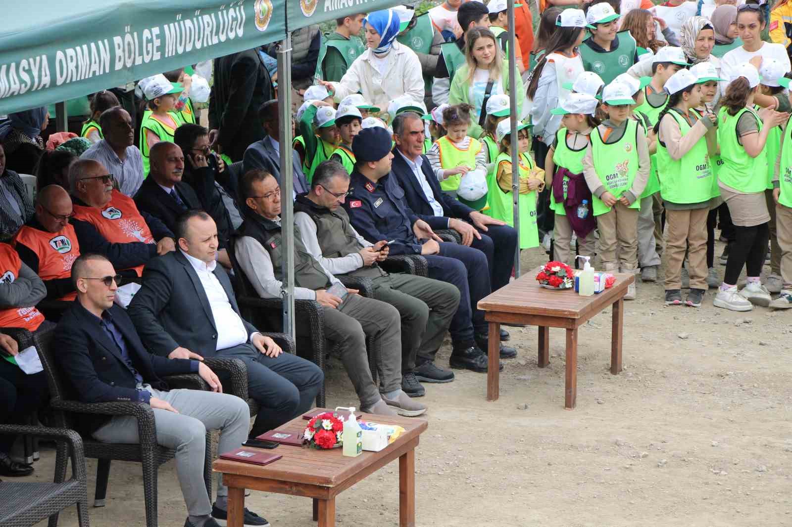 Amasya’da protokol koltuklarda oturdu, öğrenciler ayakta bekleyip diz çöktü