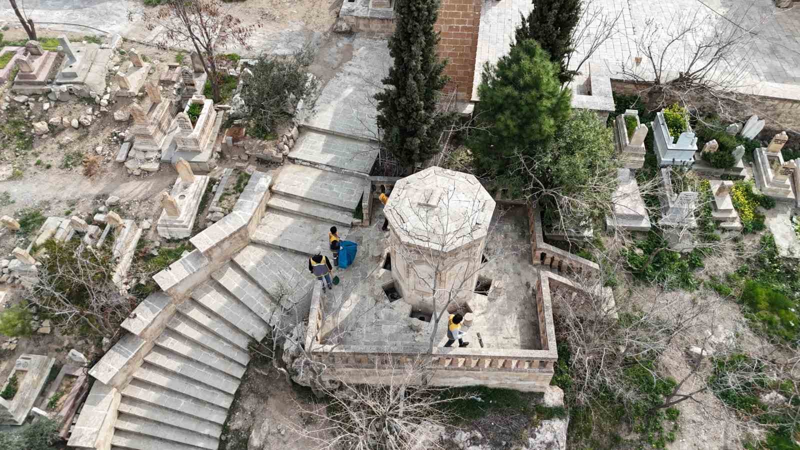 Büyükşehir Belediyesinde bayram öncesi mezarlıklarda temizlik çalışmalarını sürdürüyor