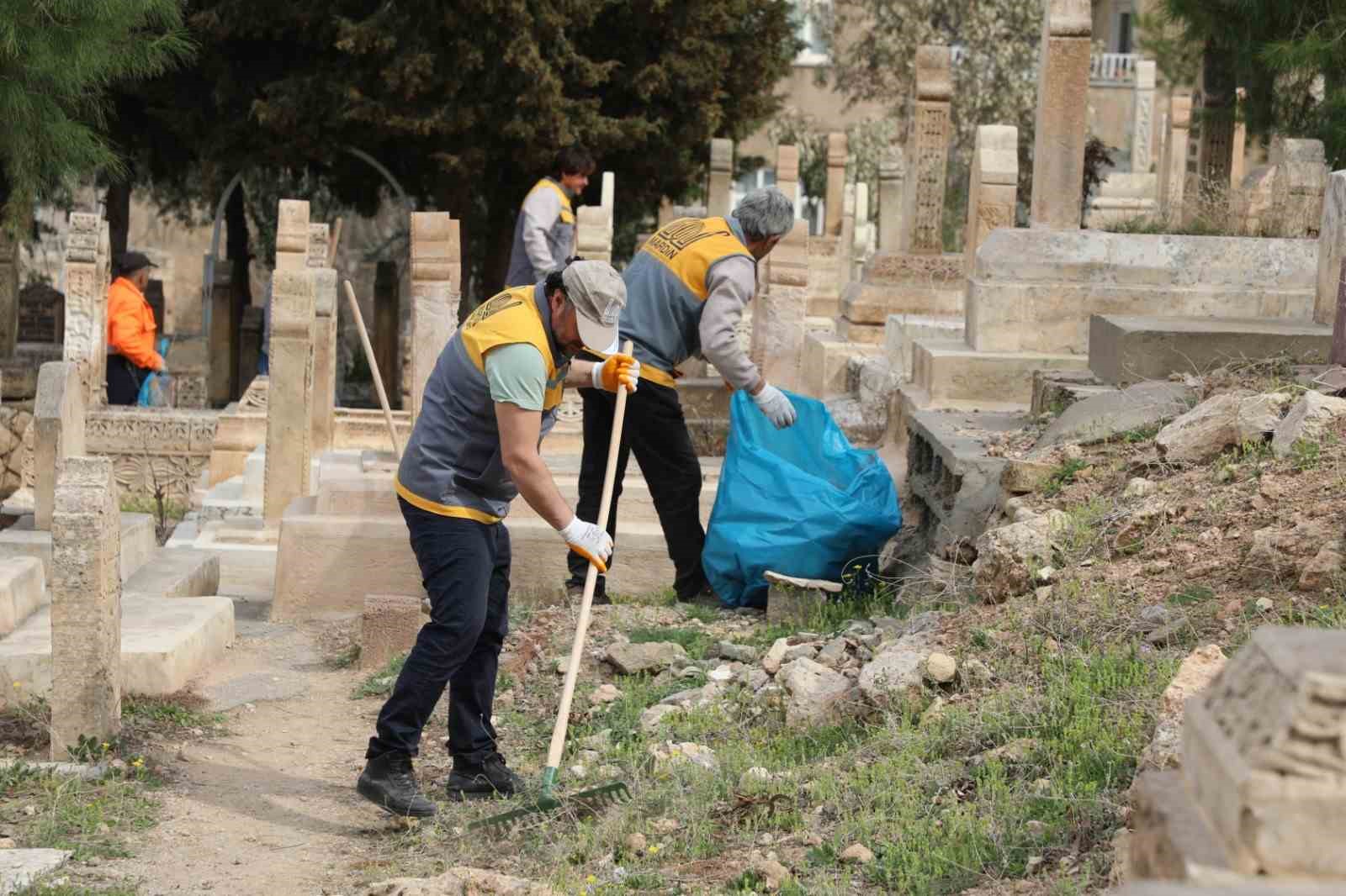 B&uuml;y&uuml;kşehir Belediyesinde bayram &ouml;ncesi mezarlıklarda temizlik &ccedil;alışmalarını s&uuml;rd&uuml;r&uuml;yor
