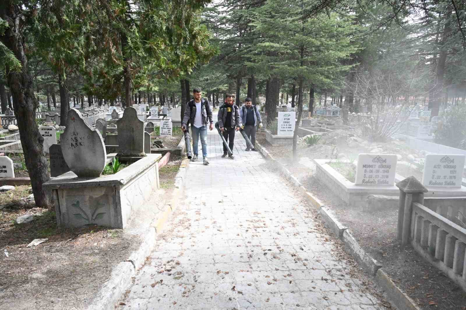 Isparta Belediyesi’nden mezarlıklarda bayram temizliği