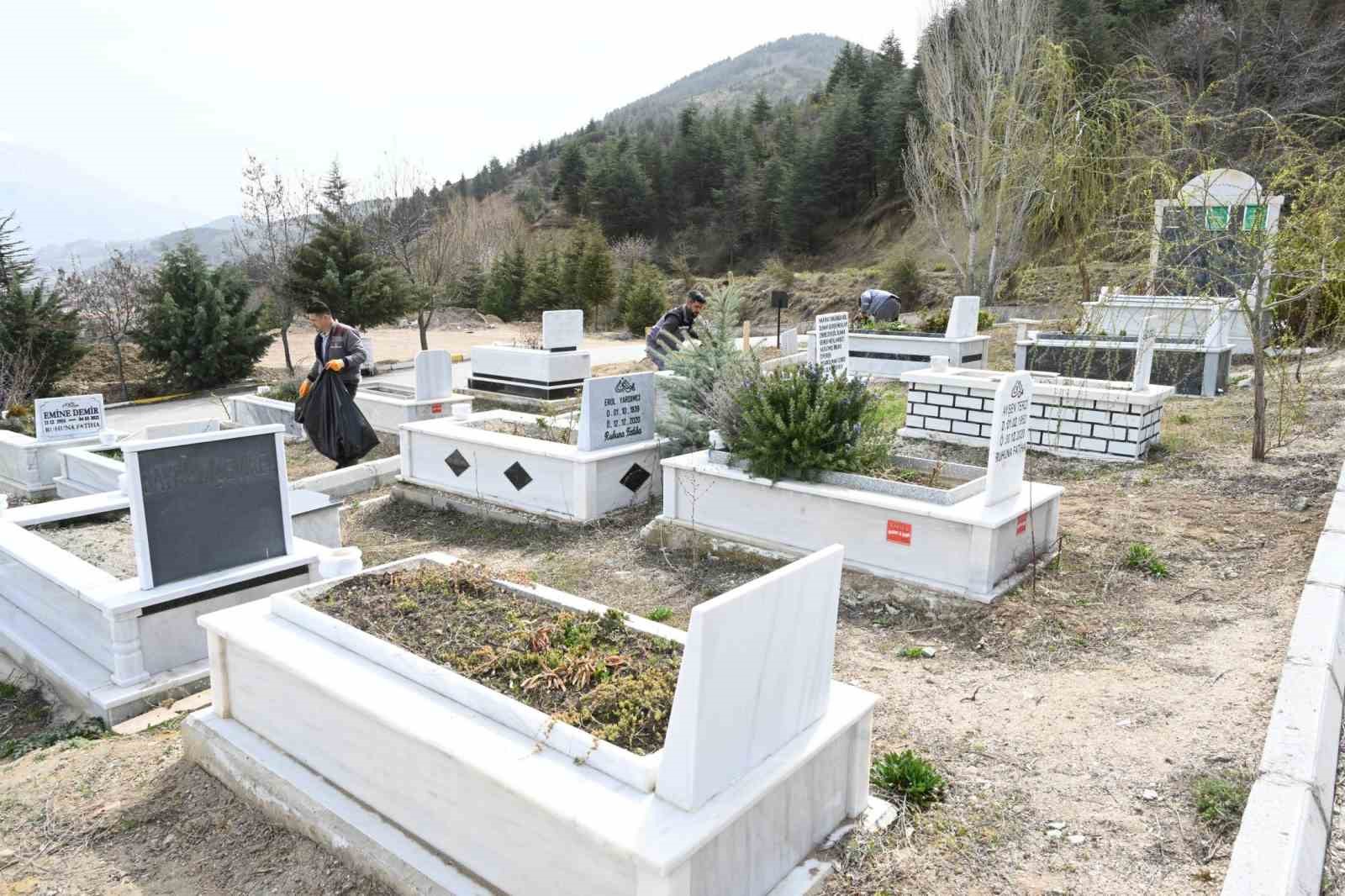 Isparta Belediyesi&rsquo;nden mezarlıklarda bayram temizliği
