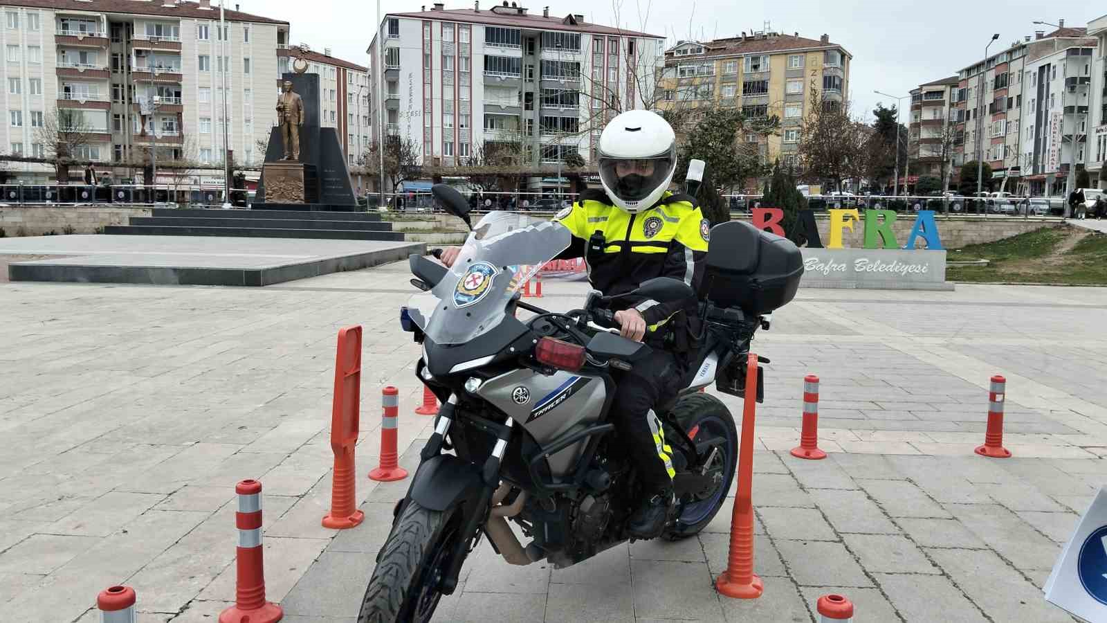 Motosiklet s&uuml;r&uuml;c&uuml;lerine g&uuml;venli s&uuml;r&uuml;ş eğitimi
