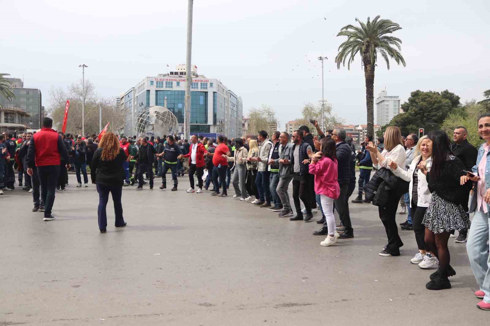 Maaş krizi yaşanan Konak Belediyesi&rsquo;nde iş&ccedil;iler greve gidiyor
