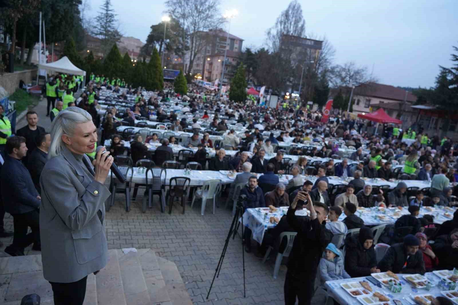 4 bin kişi aynı sofrada iftar açtı
