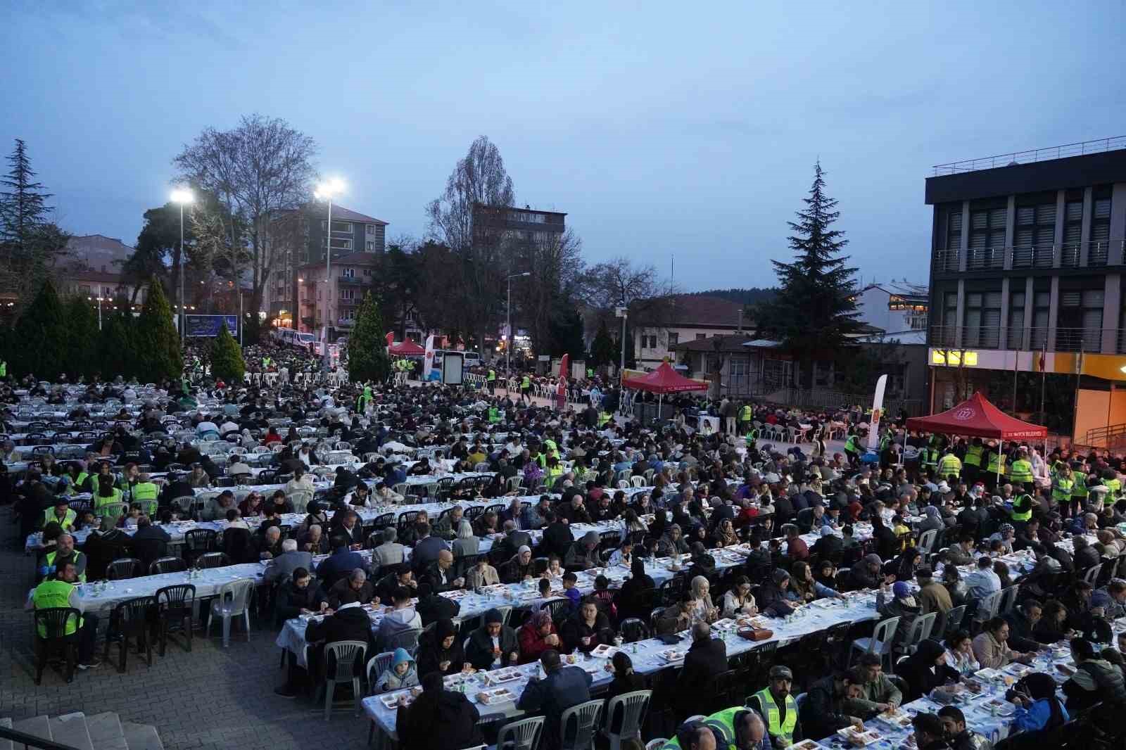 4 bin kişi aynı sofrada iftar a&ccedil;tı
