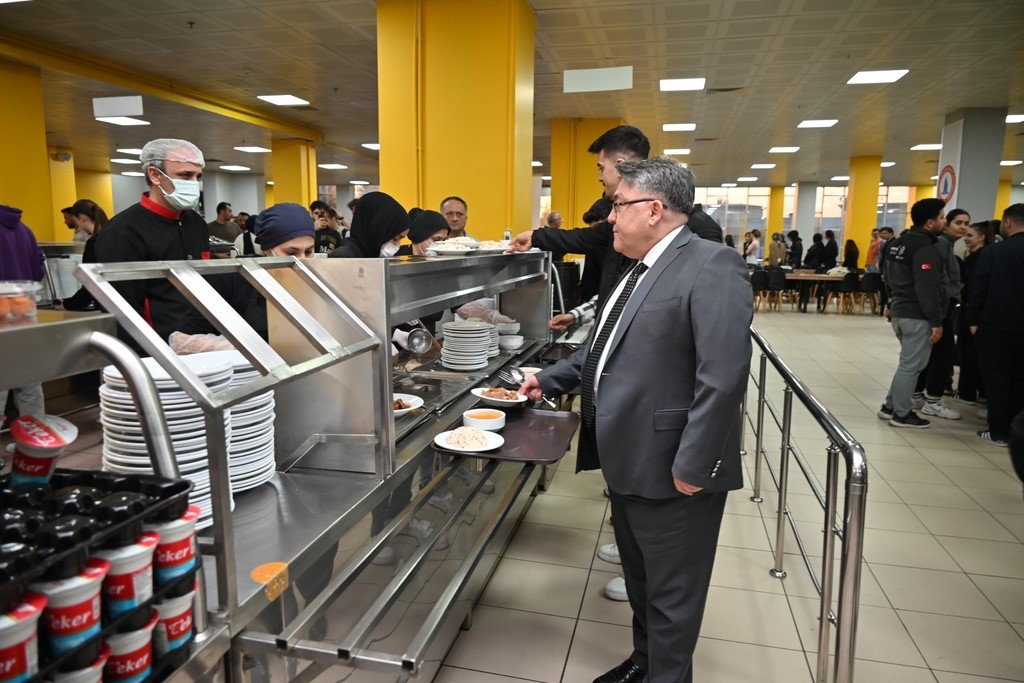 BEUN Ailesi Kadir Gecesi’nde iftar sofrasında buluştu