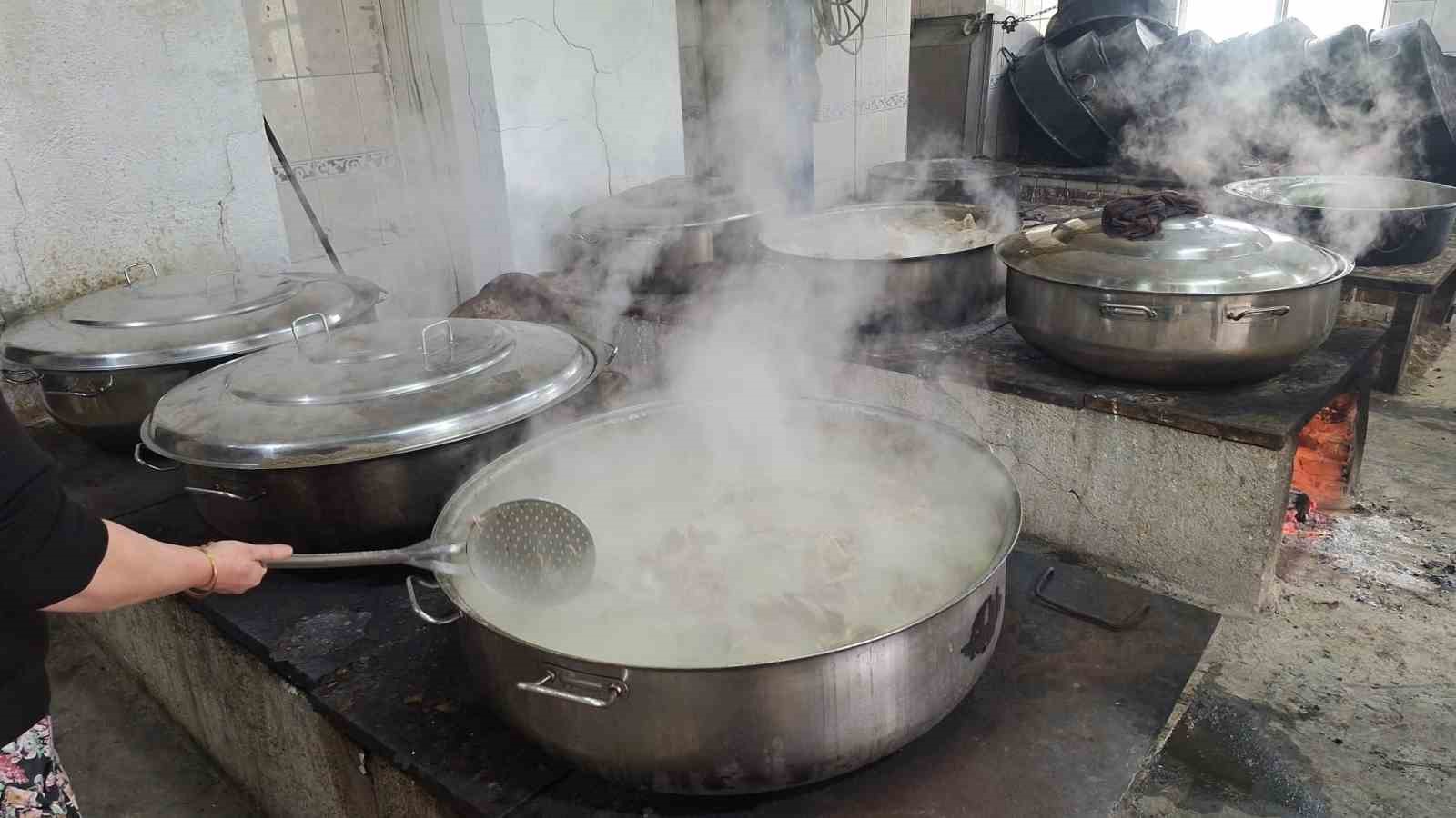 Osmanlı devletinin kurulduğu topraklar olan S&ouml;ğ&uuml;tte 700 yıllık &rsquo;Kadir Pilavı&rsquo; geleneği yaşatıldı
