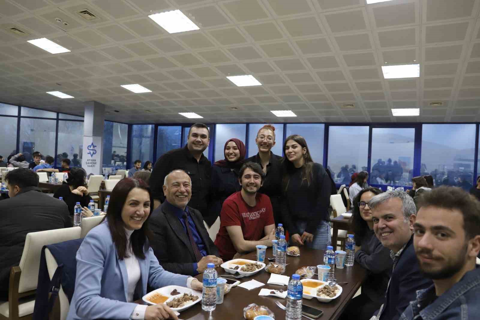 Tarım Bilimleri Fak&uuml;ltesi &ouml;ğrencileri ile akademik ve idari personel iftarda bir araya geldi
