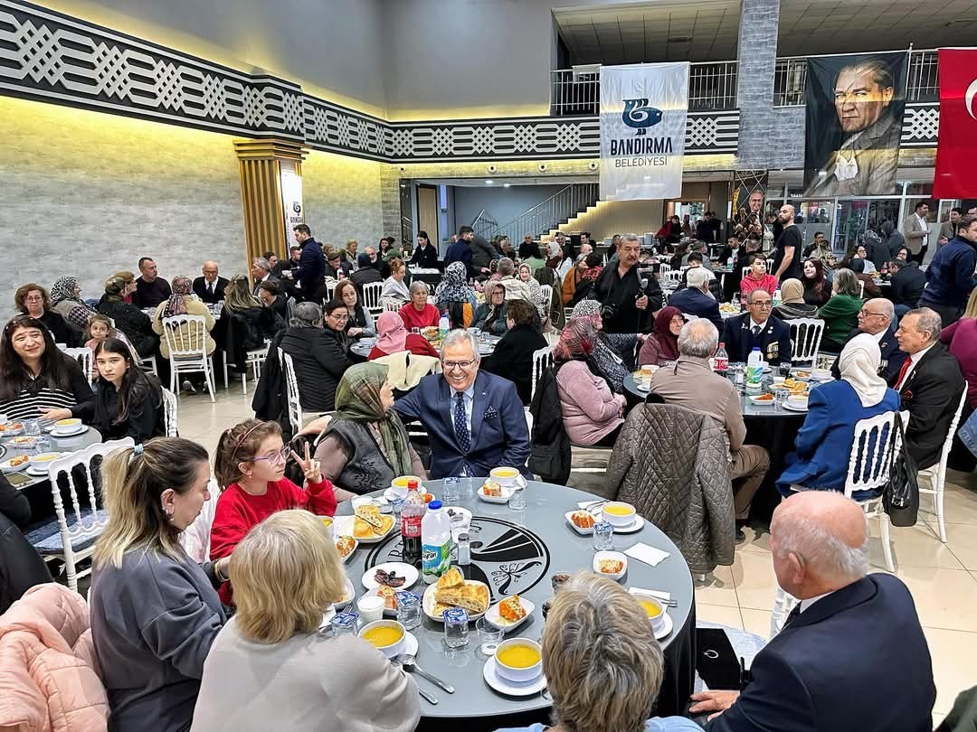Şehit yakınları ve gaziler Bandırma Belediyesi&rsquo;nin iftarında buluştu
