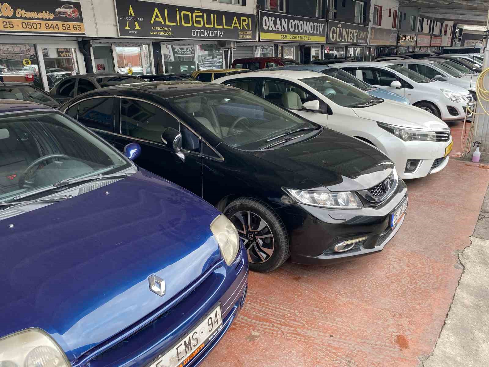 Oto galericiler eski bayramları arıyor