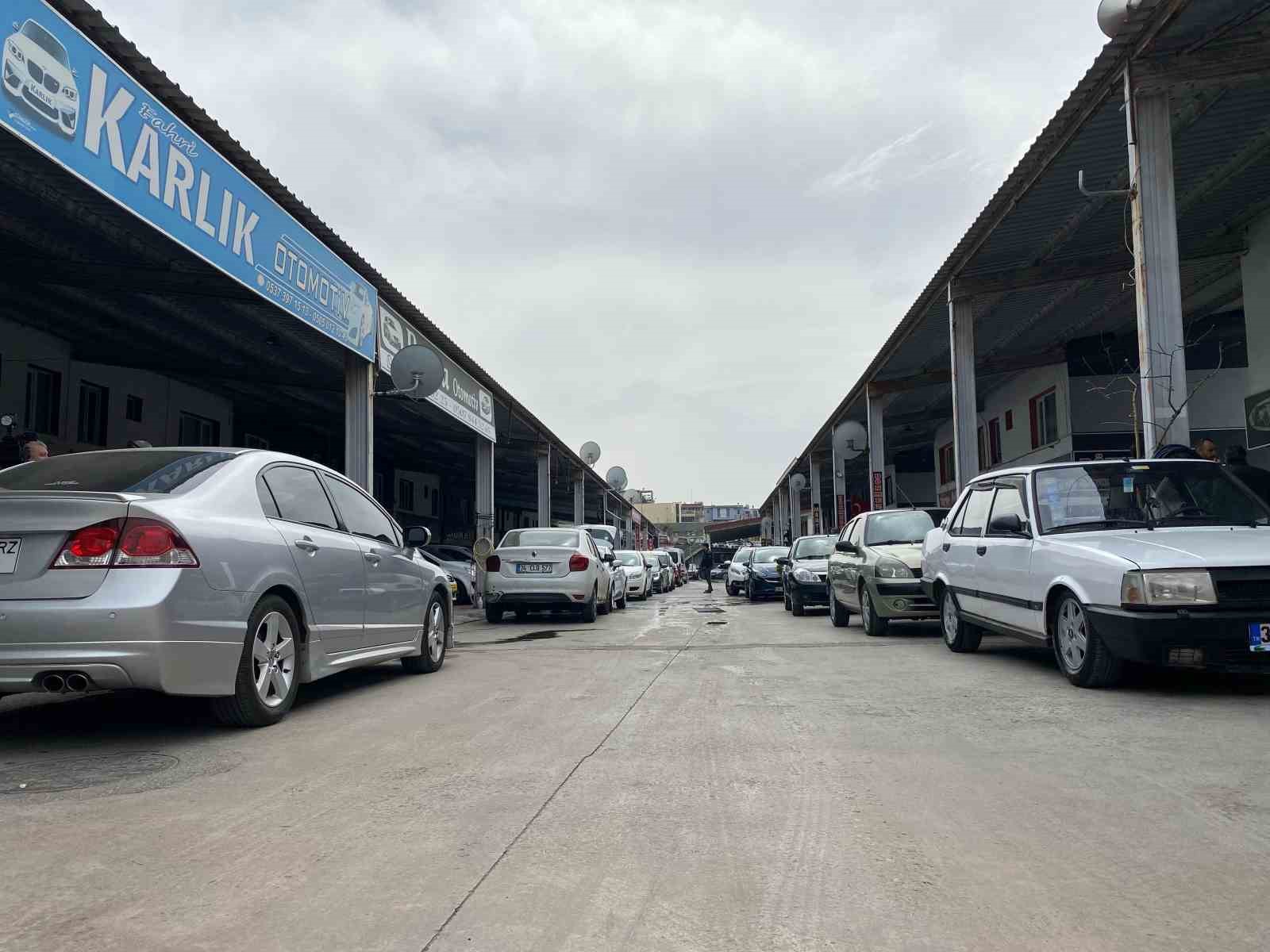 Oto galericiler eski bayramları arıyor