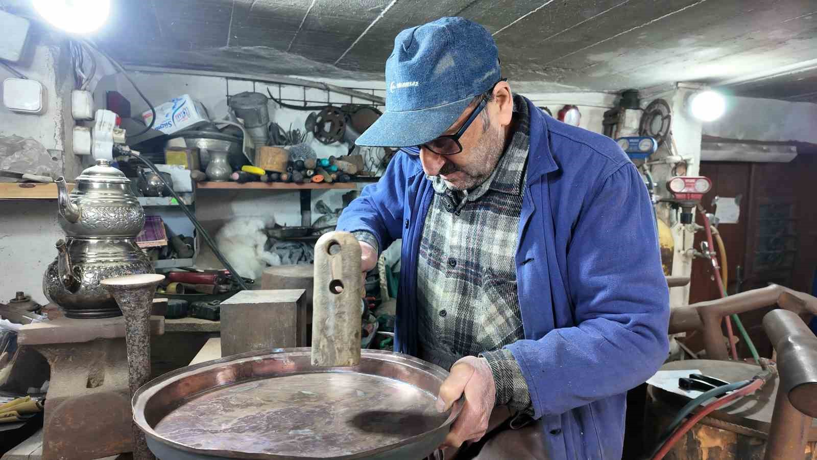 Eskişehir’in son kalaycısı baba mesleğini sürdürüyor