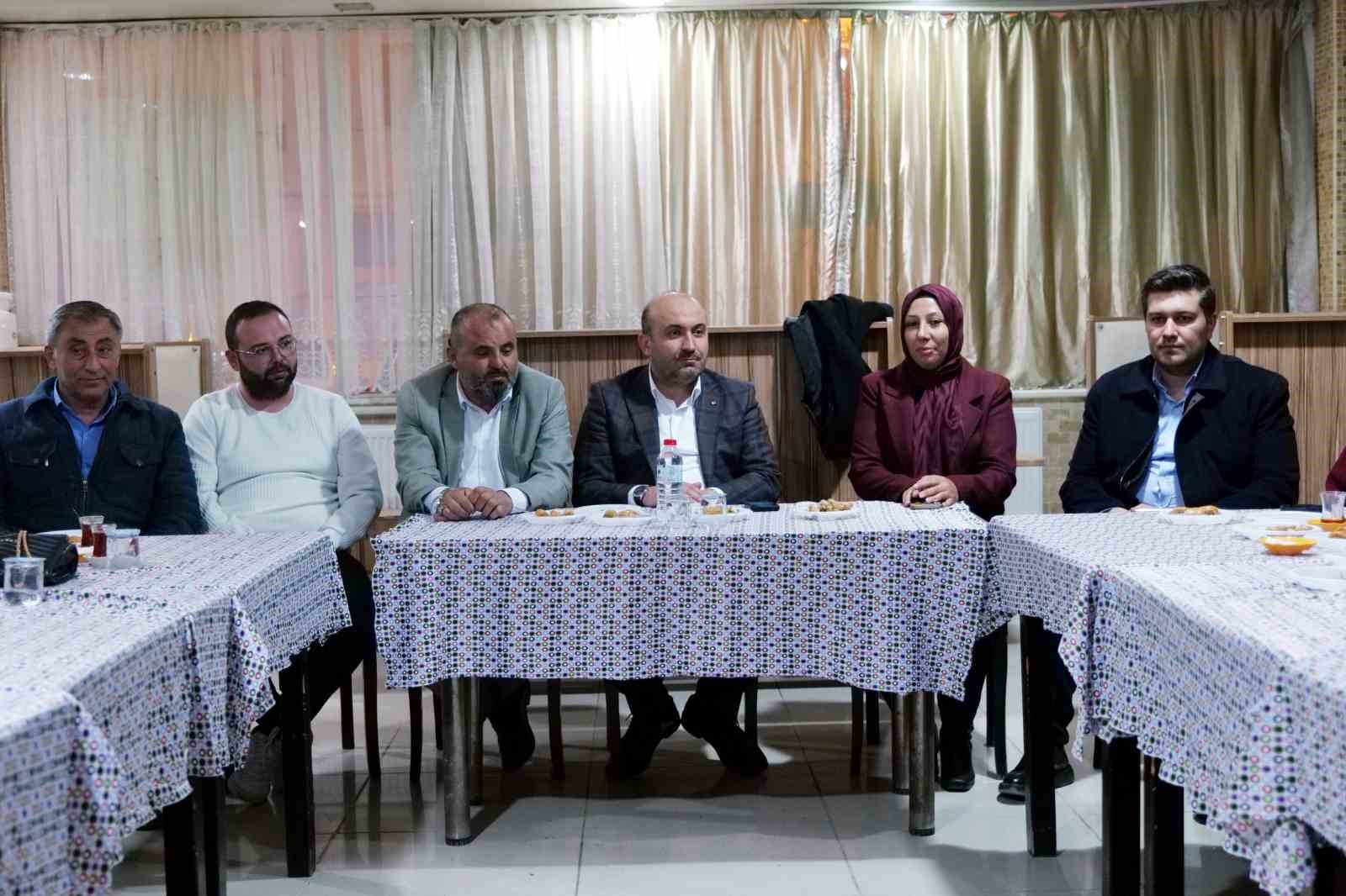 G&uuml;rhan Albayrak &Ccedil;ifteler ve Han&rsquo;da ziyaretlerde bulundu
