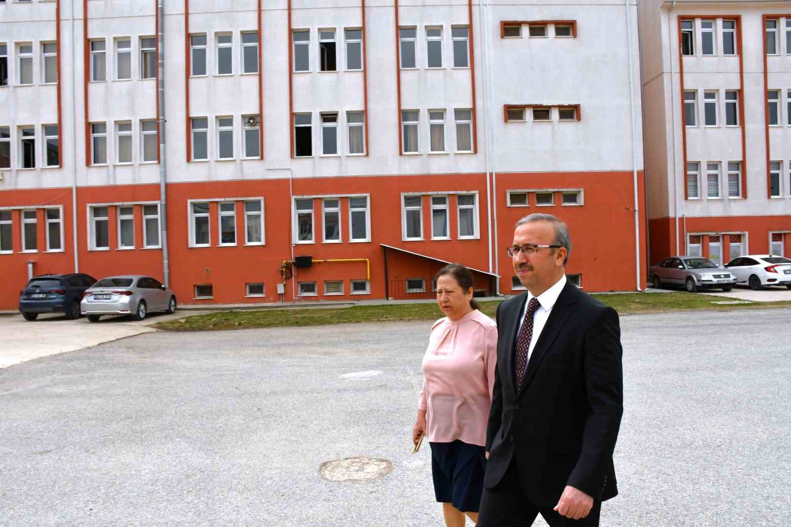 İl Milli Eğitim M&uuml;d&uuml;r&uuml; Sinan Aydın okul ziyaretlerini s&uuml;rd&uuml;r&uuml;yor
