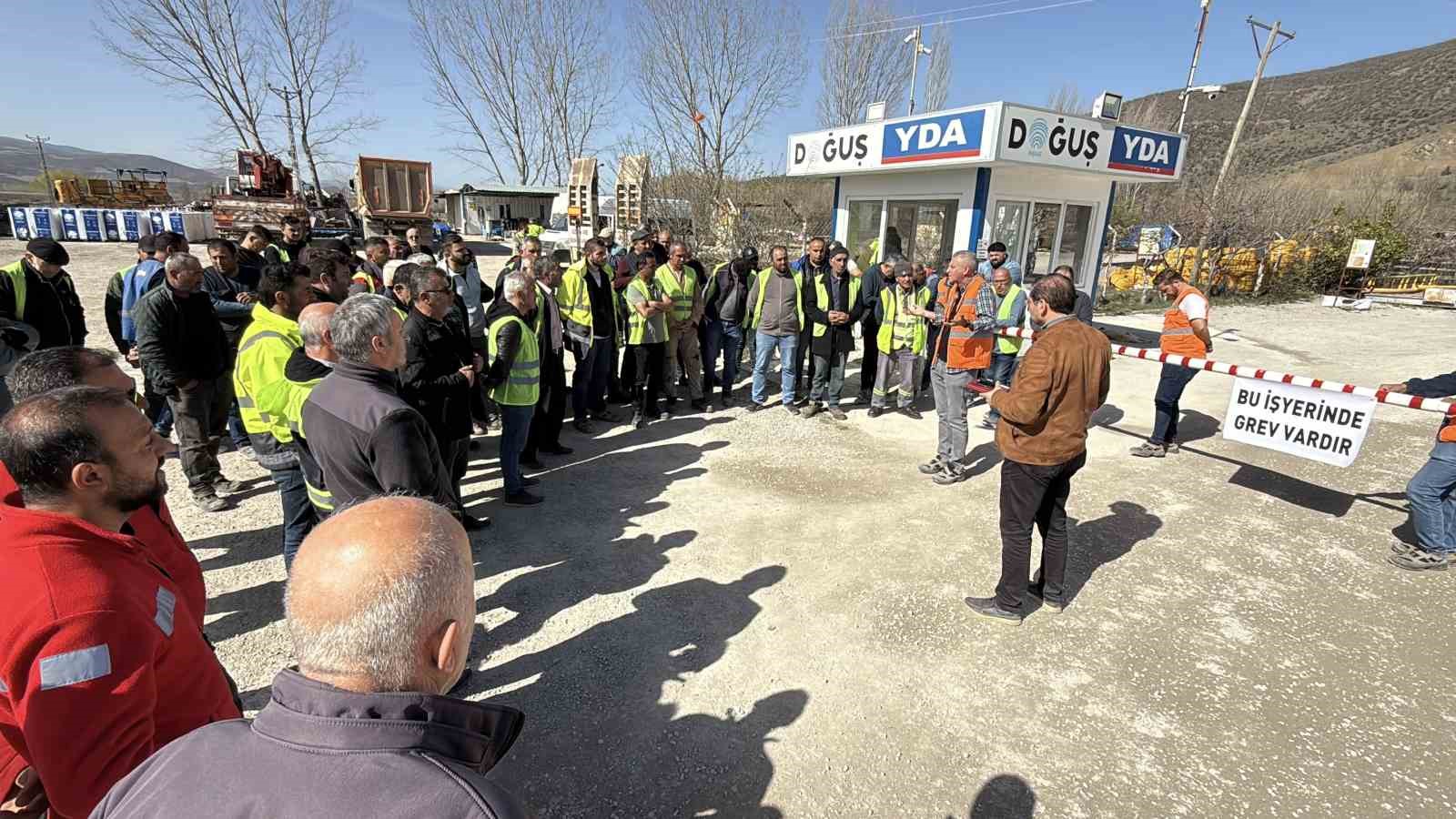 12 yıldır bitirilemeyen karayolunda iş&ccedil;iler maaşlarını eksik aldıkları i&ccedil;in iş bıraktı
