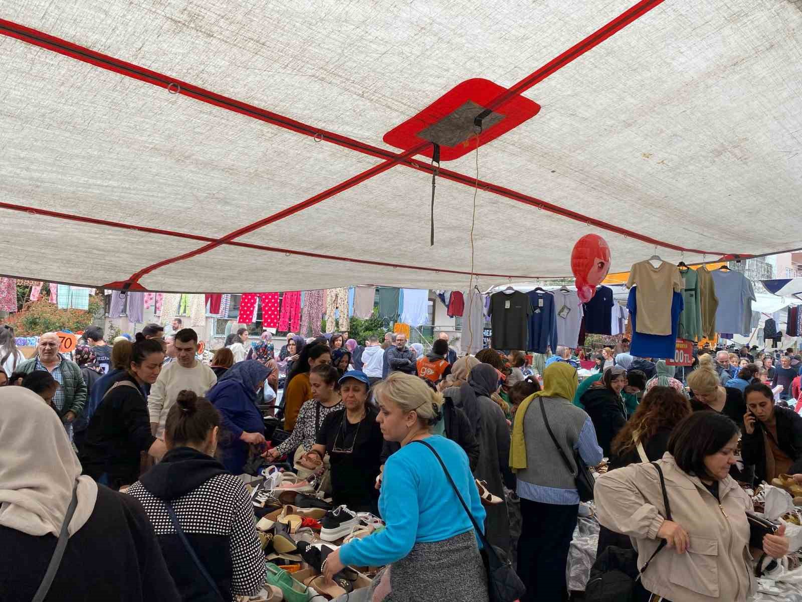 Ramazan Bayramı alışverişine çıkan vatandaşlar pazaryerlerine akın etti