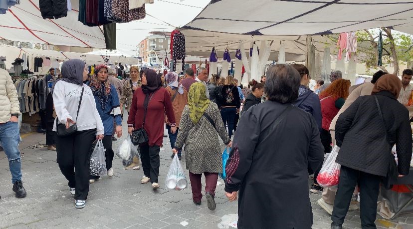 Ramazan Bayramı alışverişine &ccedil;ıkan vatandaşlar pazaryerlerine akın etti
