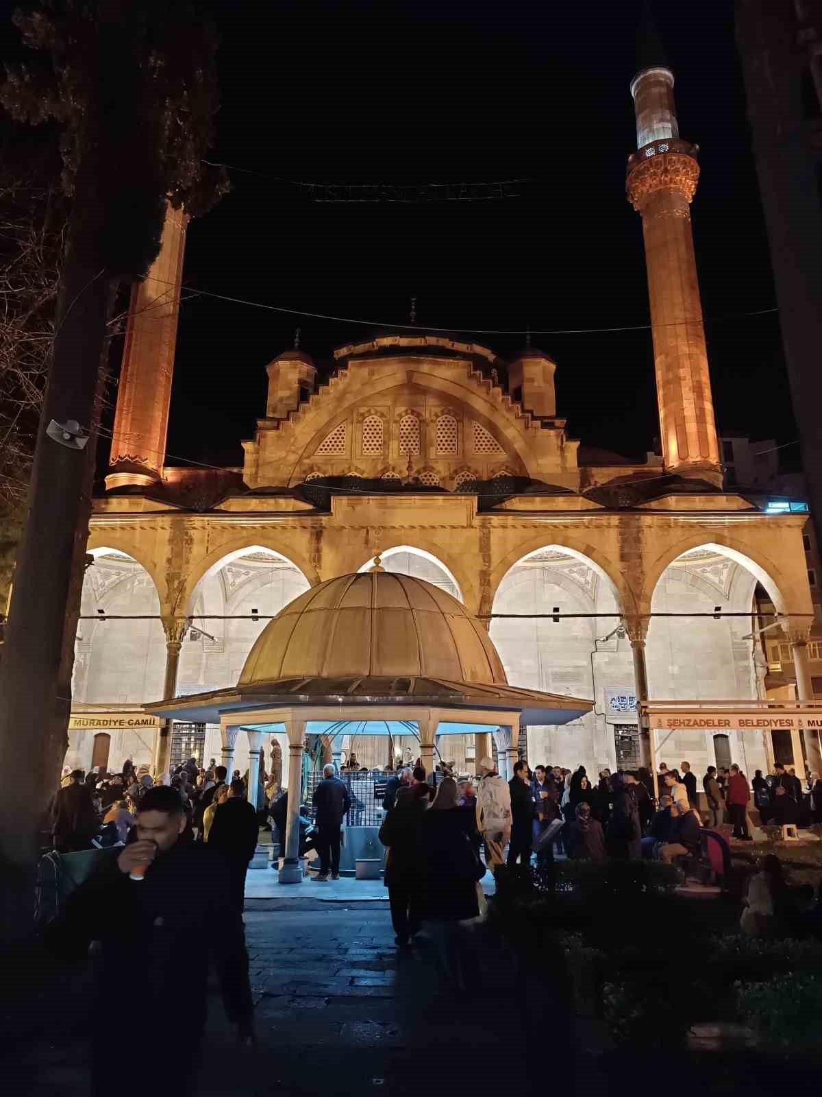 Muradiye Camiinde Kadir Gecesi yoğunluğu
