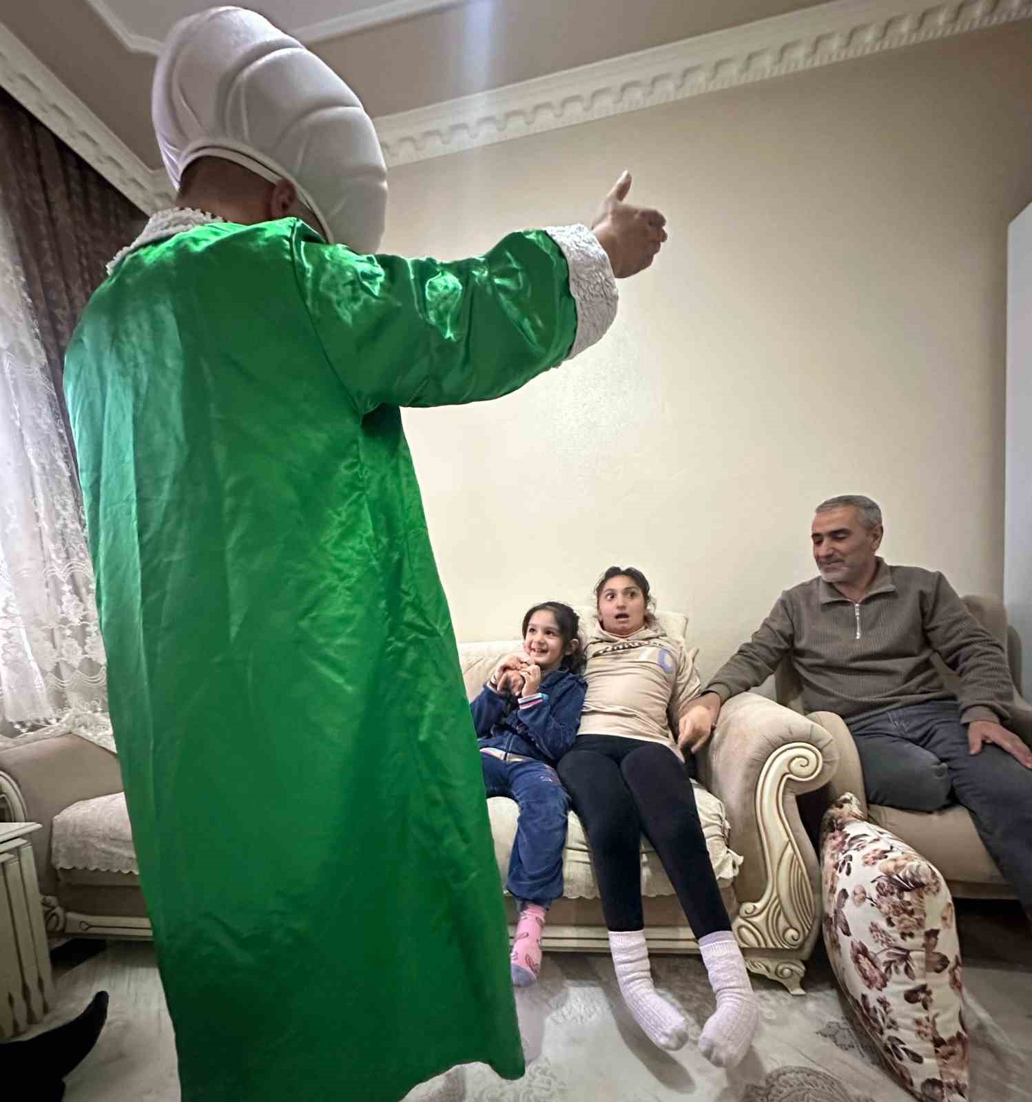 Evde tiyatro etkinliğiyle &ouml;zel &ccedil;ocukların y&uuml;z&uuml; g&uuml;l&uuml;yor
