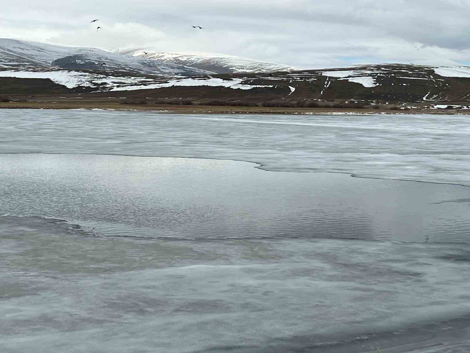Kars &Ccedil;ıldır G&ouml;l&uuml;&rsquo;ndeki buzlar &ccedil;&ouml;z&uuml;lmeye başladı

