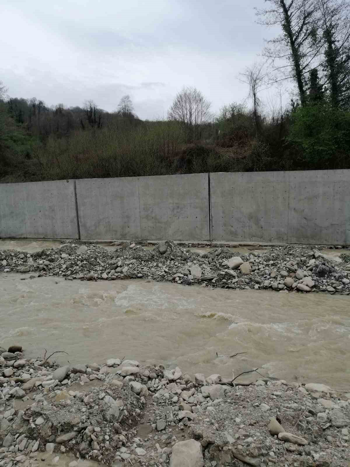 Sinop&rsquo;ta sel felaketinin ardından yapılan taşkın kontrol duvarları su g&ouml;rmeden d&ouml;k&uuml;lmeye başladı
