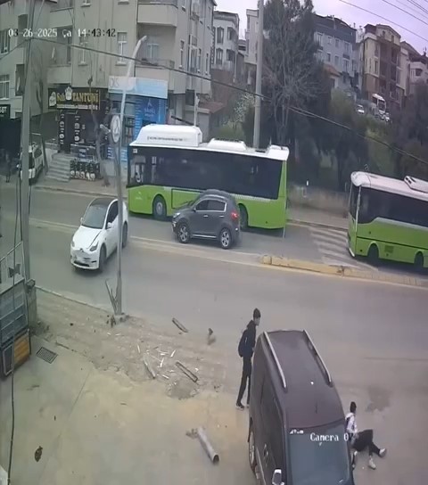 U dönüşü yapan Tesla sürücüsü faciaya sebep oluyordu