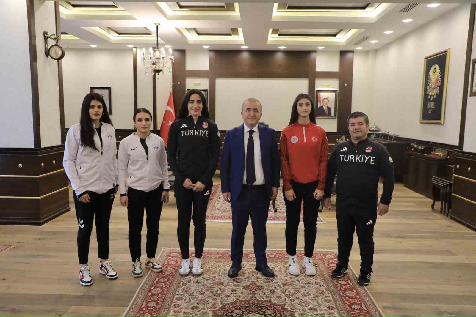 Vali Hatipoğlu, başarılı sporcuları ağırladı
