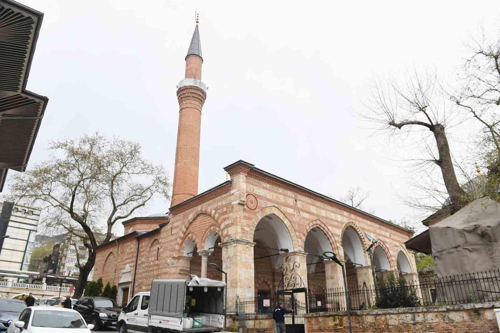 Bursa’da mezarlık ve camiler bayrama hazır