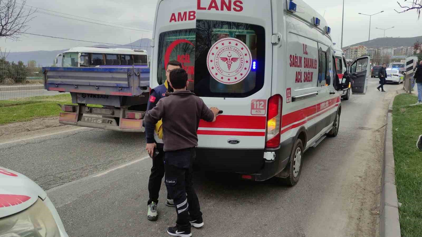 Hasta taşıyan ambulans kamyona çarptı: 2 yaralı
