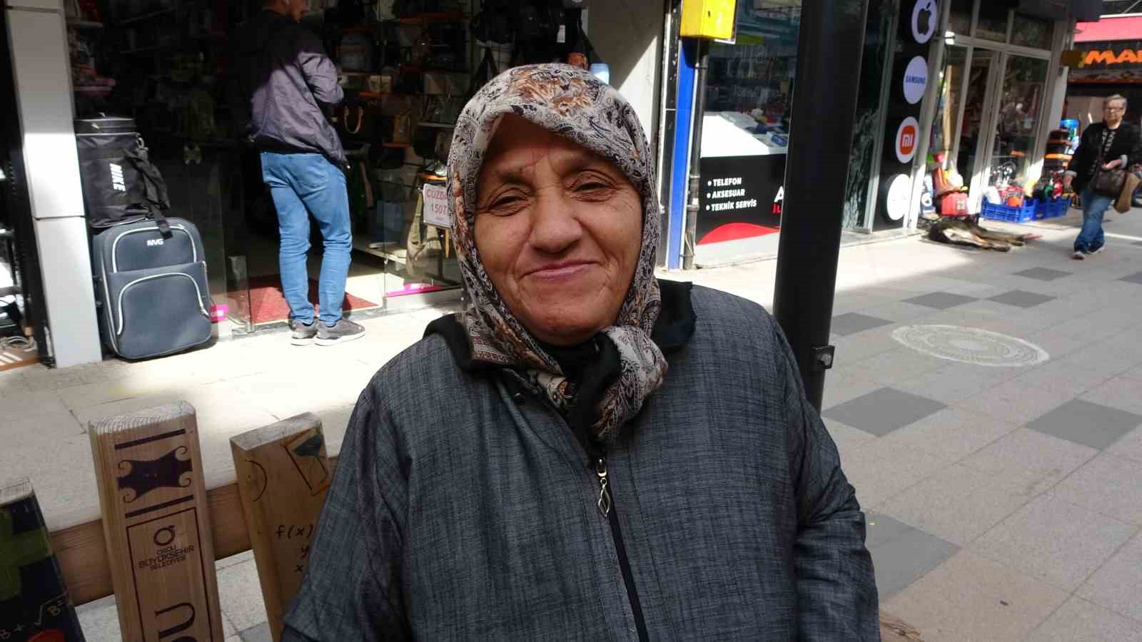 Altınordu’da sokak köpekleri esnaf ve vatandaşları bezdirdi 