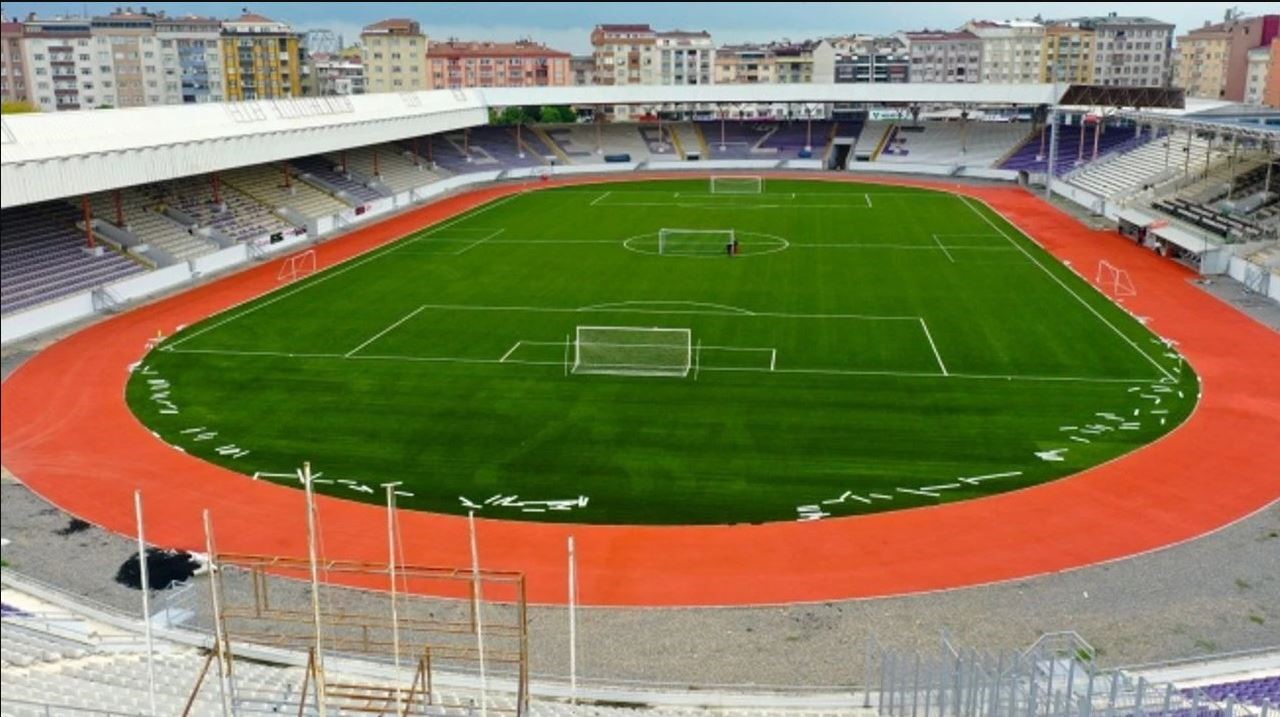 Futbolcular sentetik zeminde zorlandı, maçların yeri değişti

