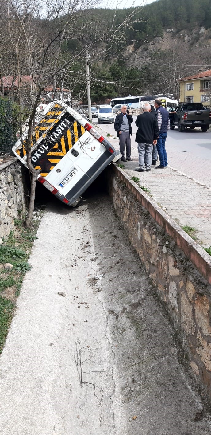 El frenini çekmeyi unuttu, öğrenci servisi kanala düştü
