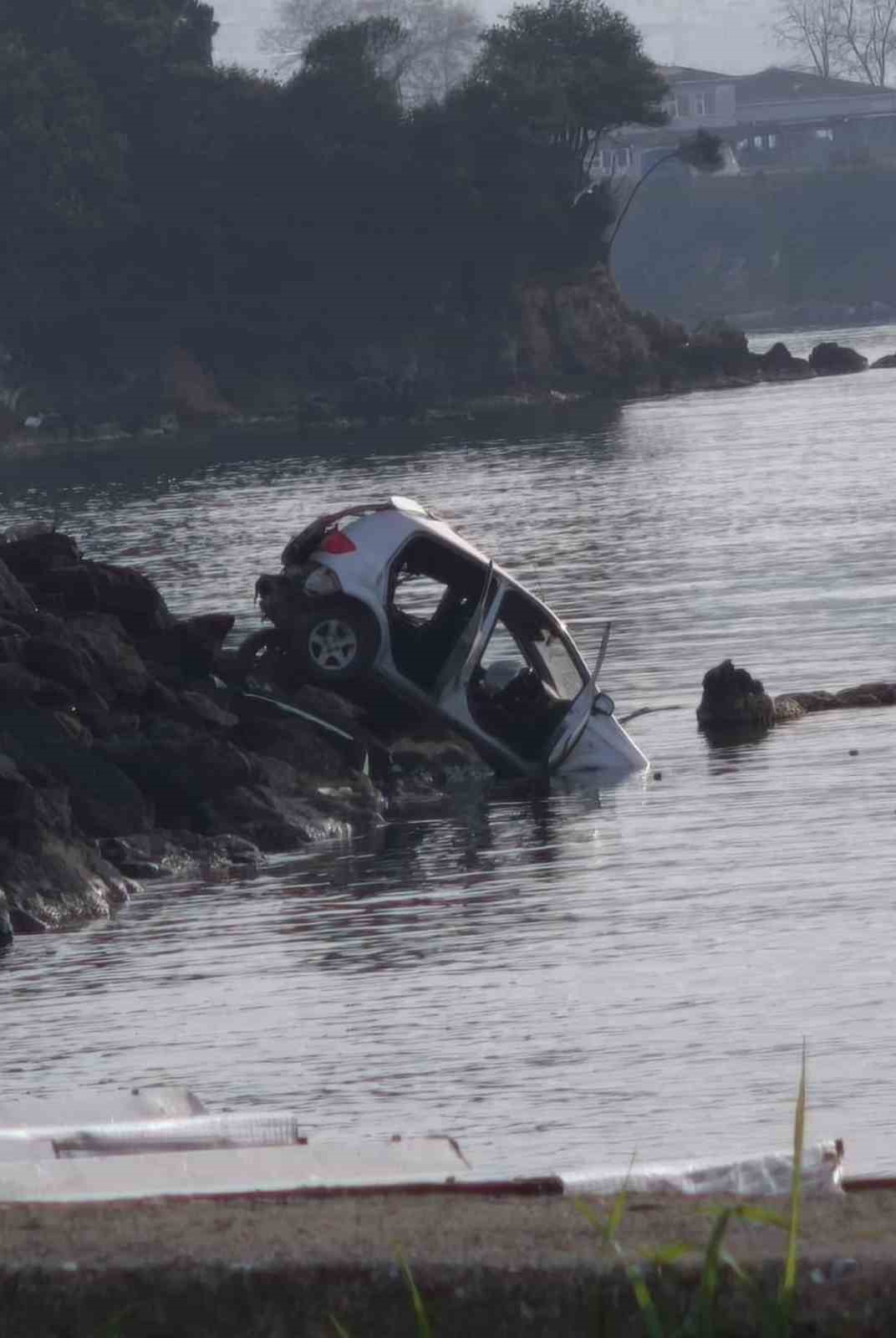 Sinop’ta otomobil denize uçtu, sürücü yara almadan kurtuldu