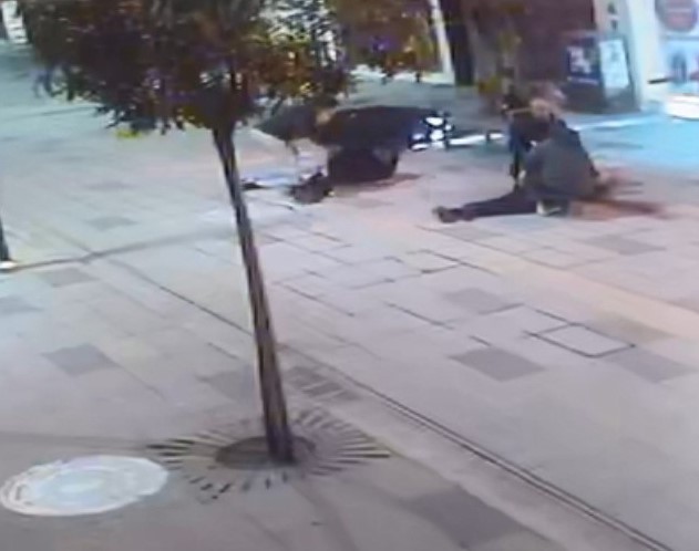 Trafiğe kapalı yolda sokak k&ouml;peklerinden ka&ccedil;an motosiklet s&uuml;r&uuml;c&uuml;s&uuml; yayaya &ccedil;arptı: 1 ağır yaralı
