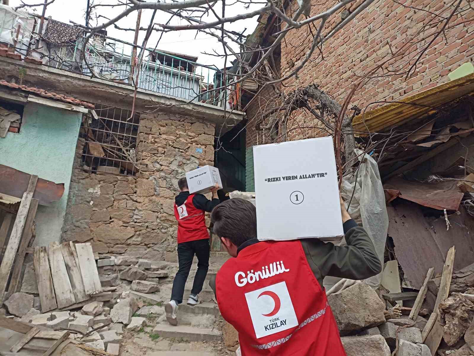 Türk Kızılay’ı Uşak’ta Ramazan ayında 735 aileye yardım eli uzattı