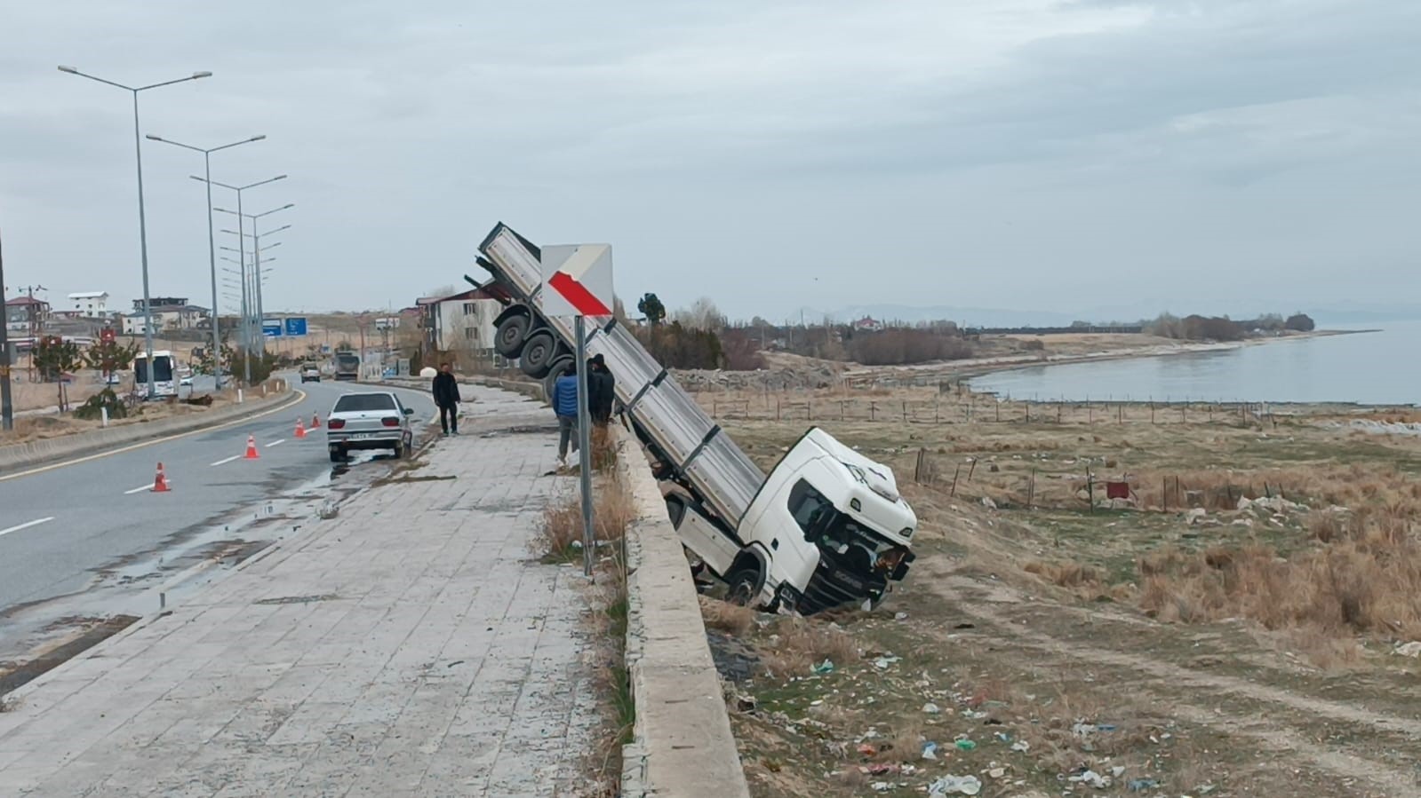 Kontrolden çıkan tır asılı kaldı: 1 yaralı