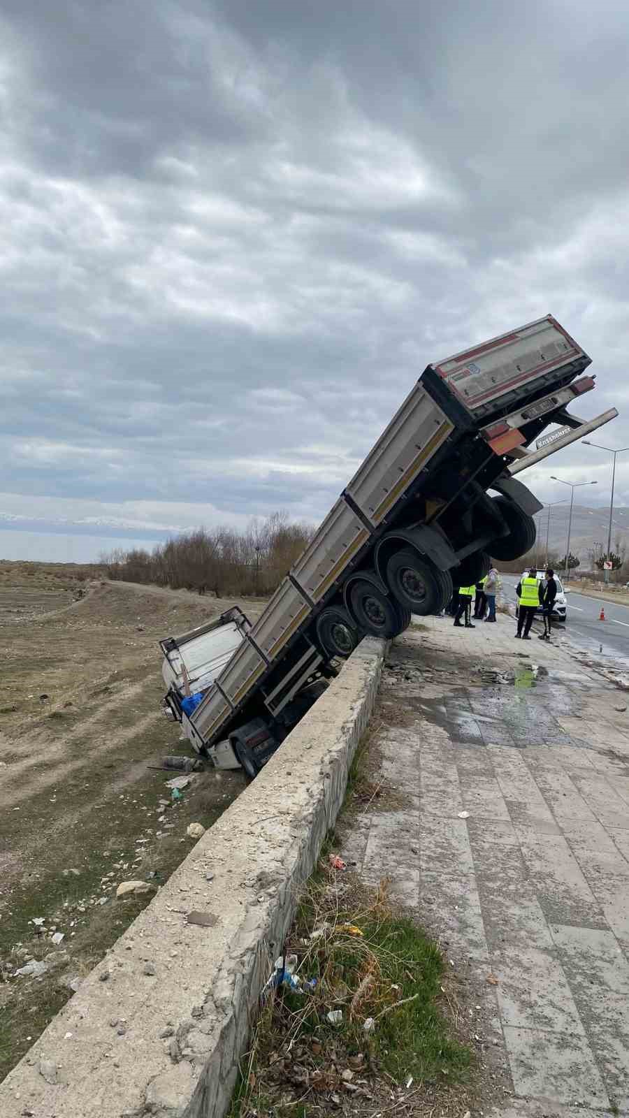 Kontrolden &ccedil;ıkan tır asılı kaldı: 1 yaralı
