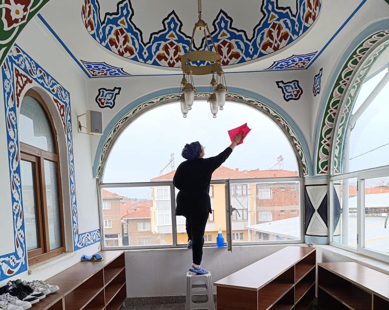 Öğrenciler mahallelerindeki camiyi temizledi