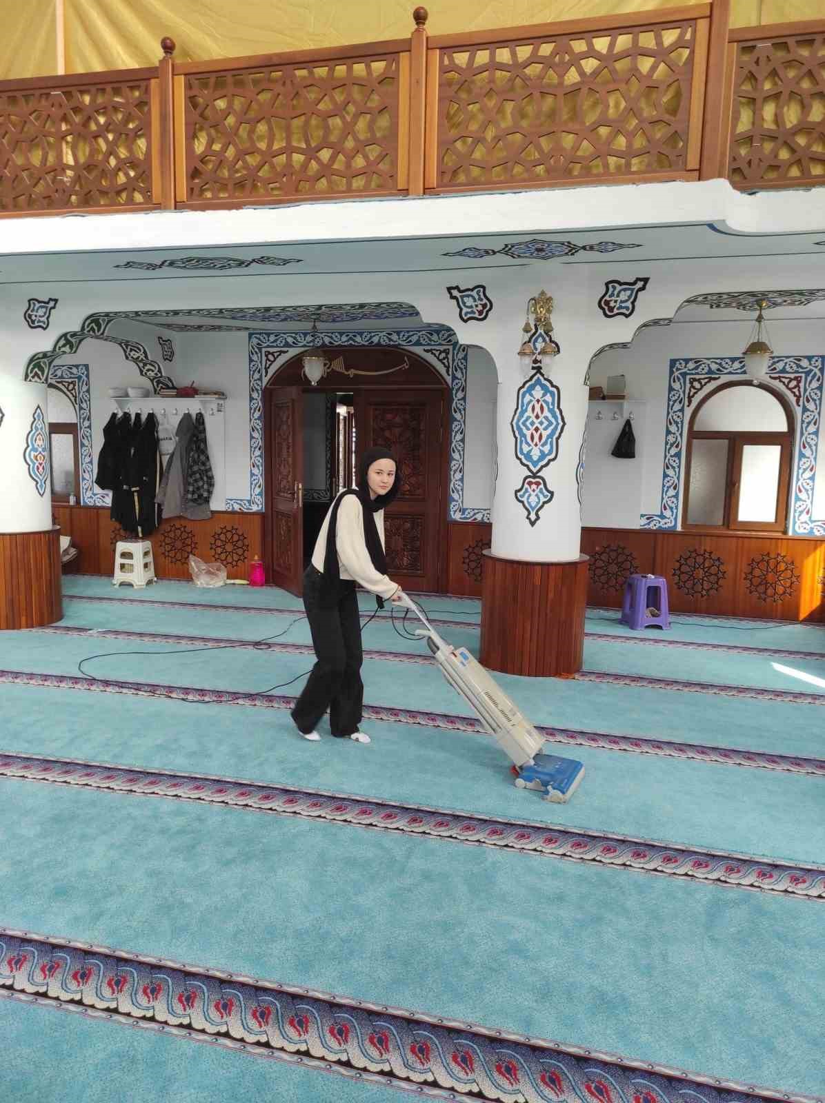 &Ouml;ğrenciler mahallelerindeki camiyi temizledi
