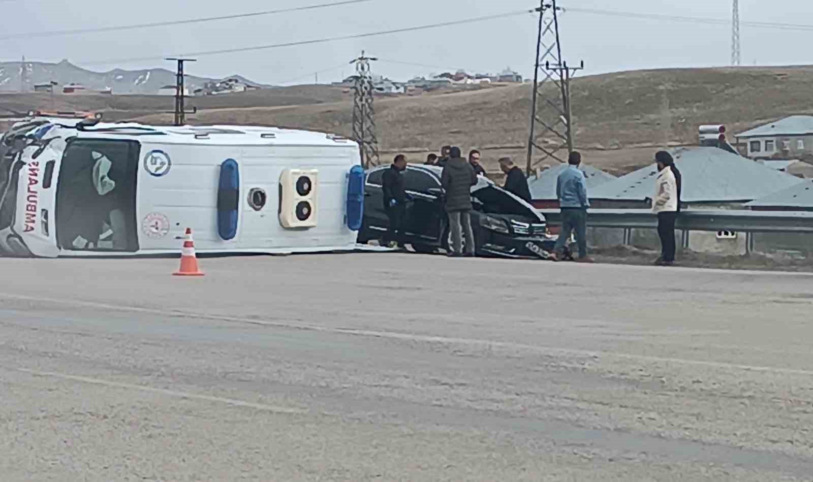 Ambulansla otomobil çarpıştı: 5 yaralı