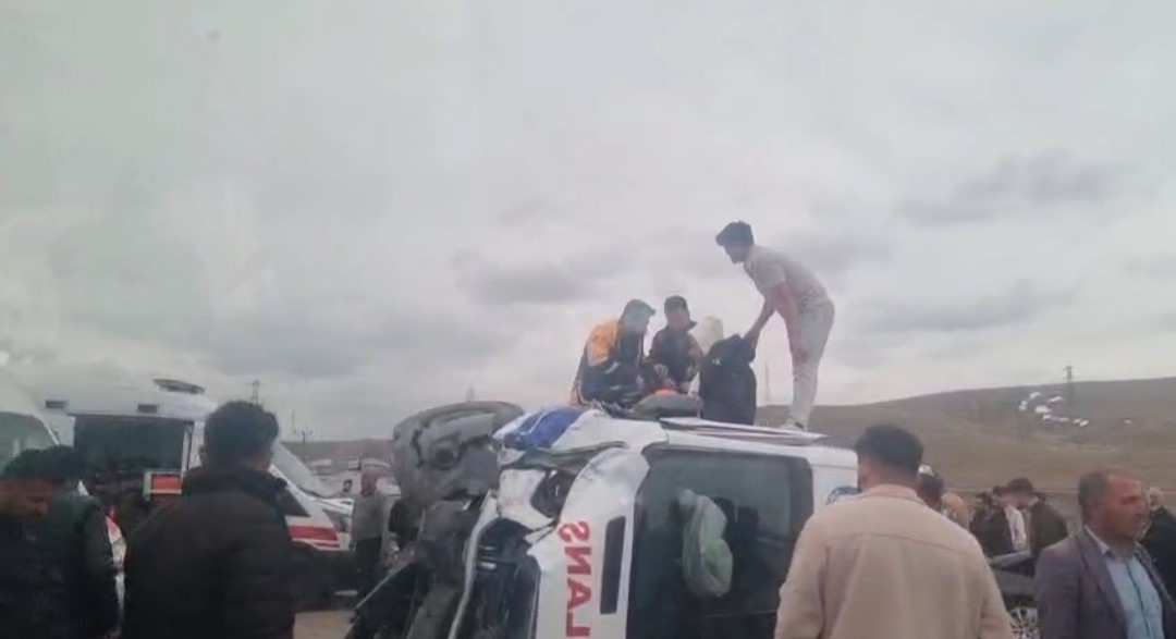 Ambulansla otomobil &ccedil;arpıştı: 5 yaralı
