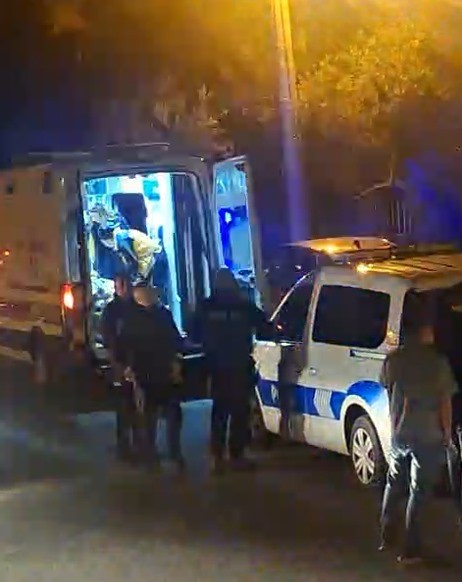 Apartmanın 3&rsquo;&uuml;nc&uuml; katından atlayan gen&ccedil; yaralandı
