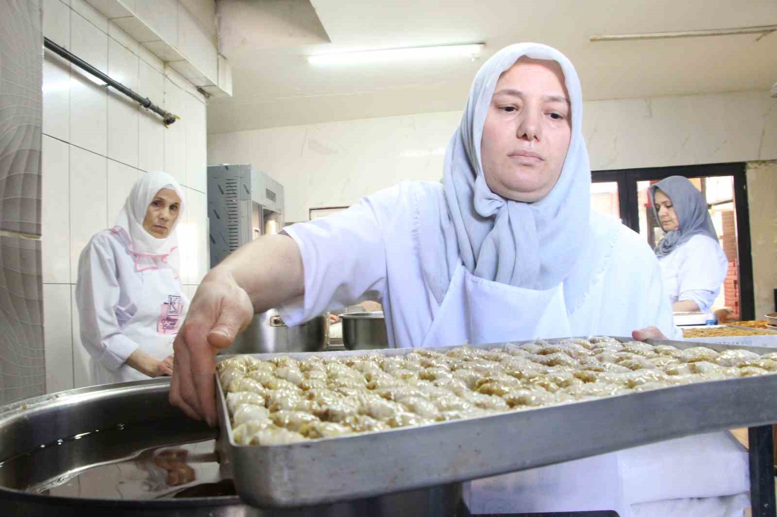 Trabzon&rsquo;da tatlıcıların bayram mesaisi
