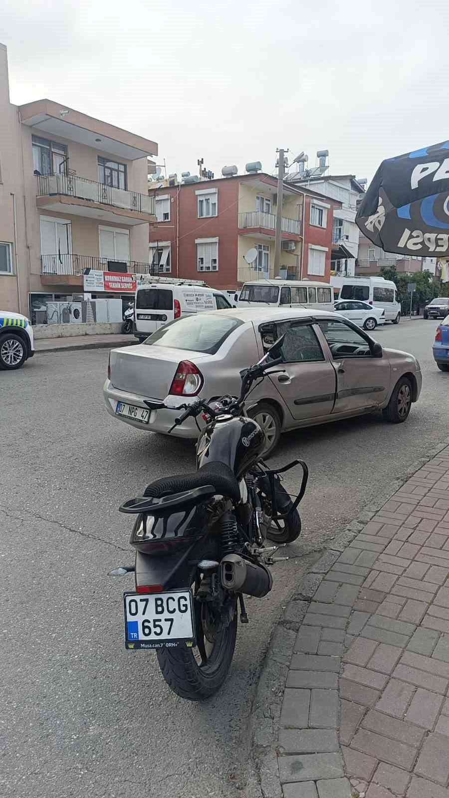 Otomobille &ccedil;arpışan motosikletin s&uuml;r&uuml;c&uuml;s&uuml; yaralandı
