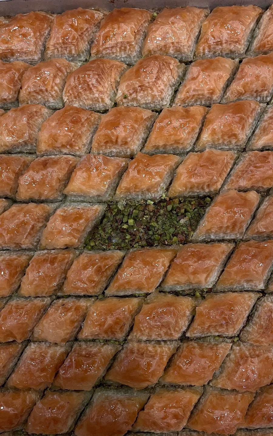 Bayramda talep arttı, baklava imalathaneleri tam g&uuml;n &ccedil;alışıyor

