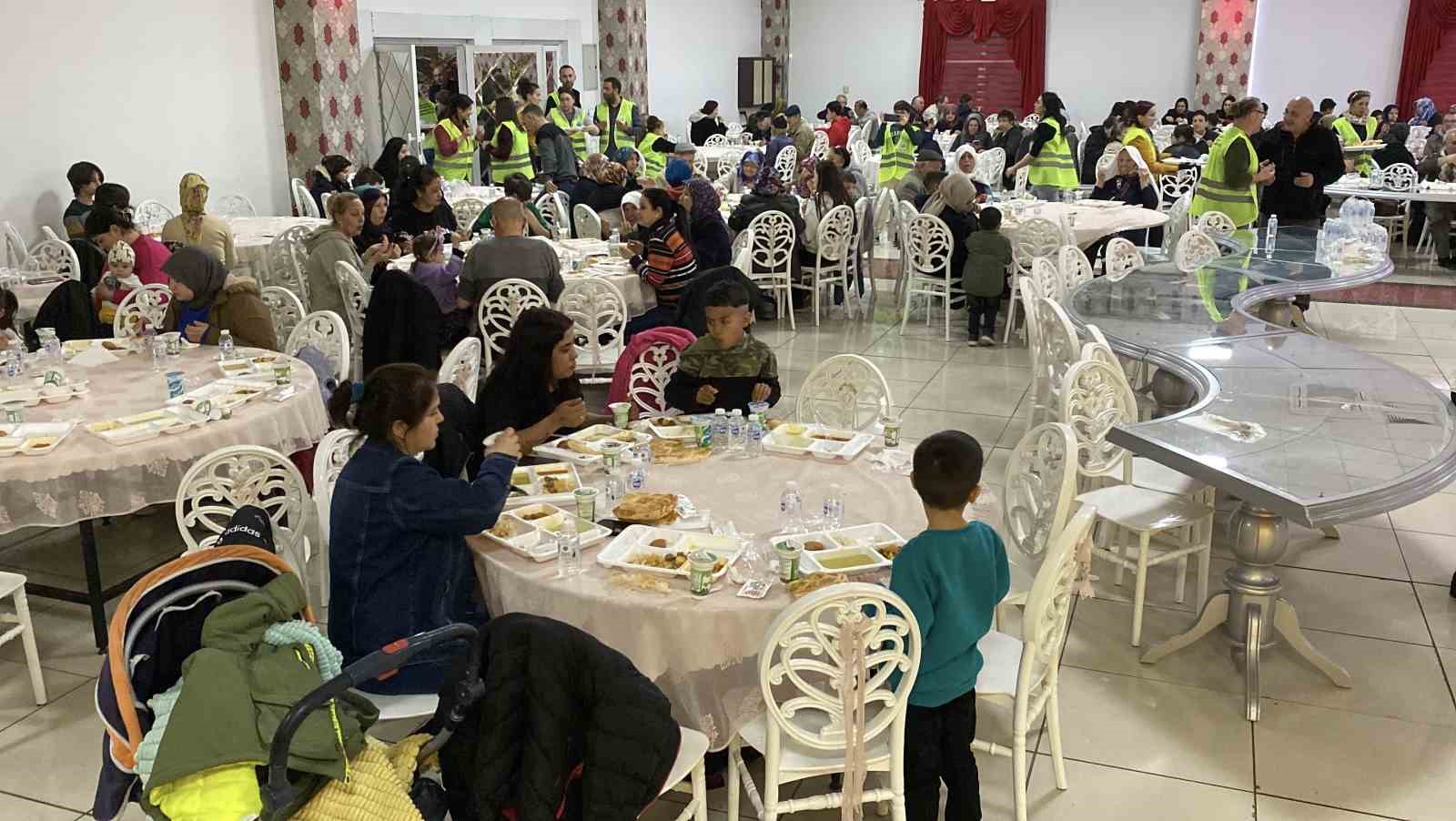 Hayırseverler yüzlerce vatandaşa iftar verip çocuklara bayramlık dağıttı