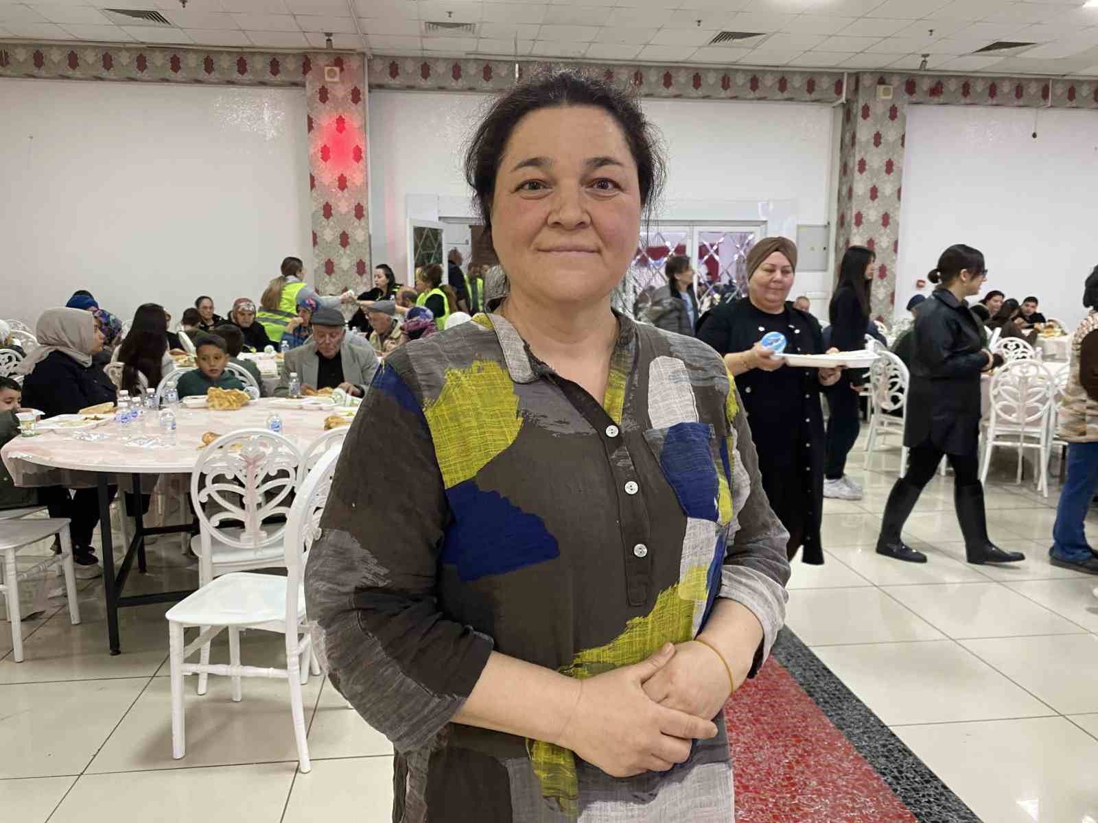 Hayırseverler y&uuml;zlerce vatandaşa iftar verip &ccedil;ocuklara bayramlık dağıttı
