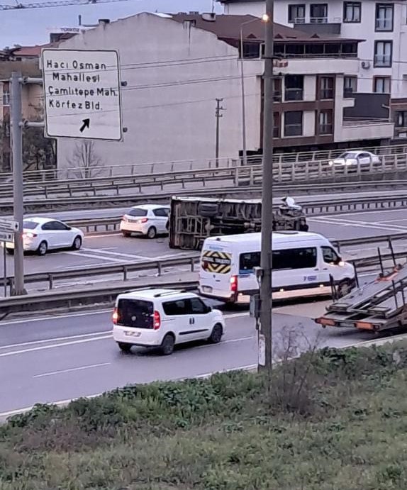 Hurda yüklü kamyonet devrildi