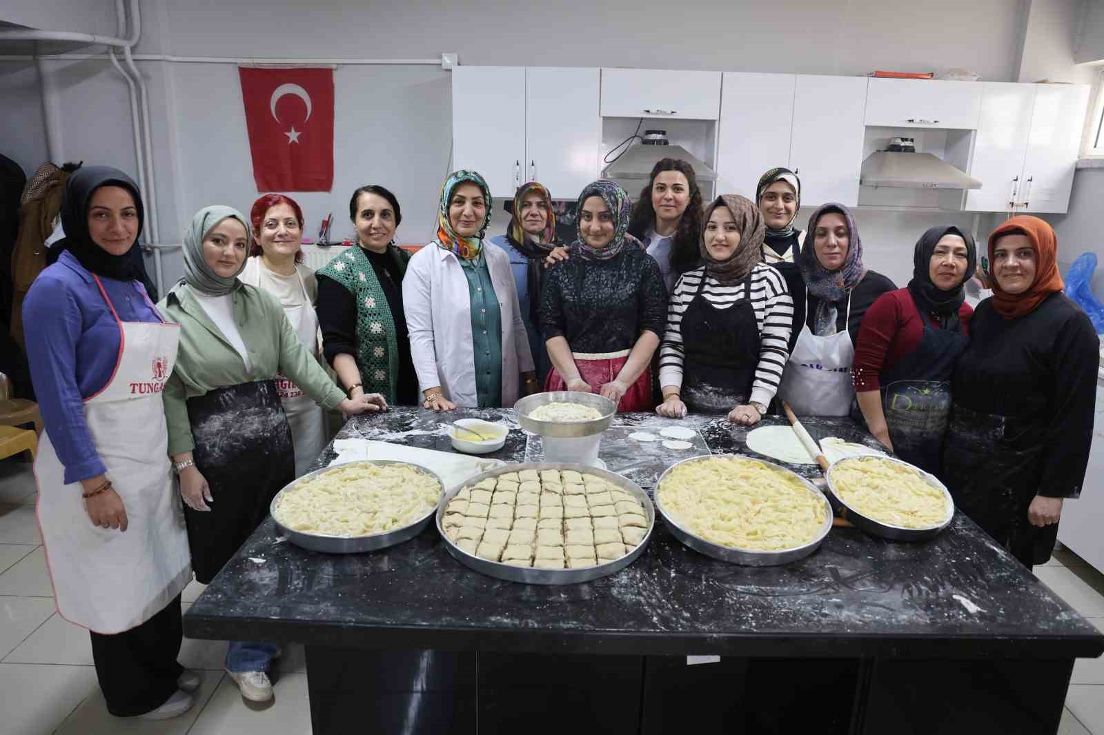 Elazığ’da bir yandan eğitim diğer yandan bayram hazırlığı