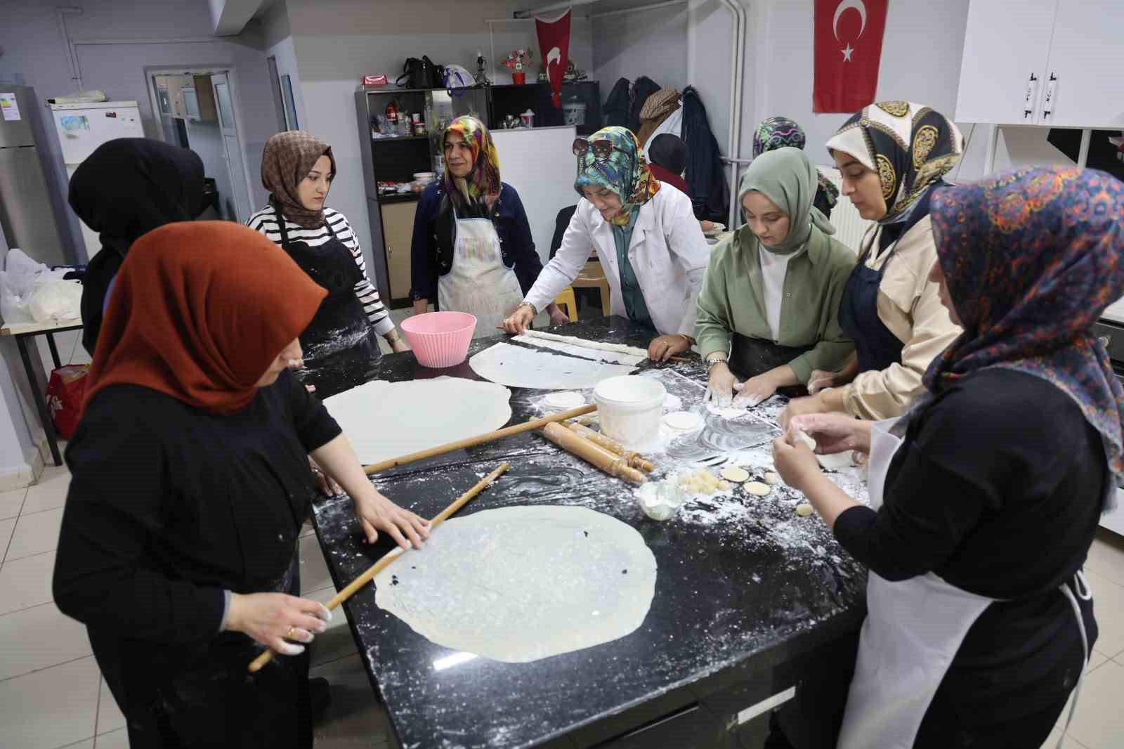 Elazığ&rsquo;da bir yandan eğitim diğer yandan bayram hazırlığı
